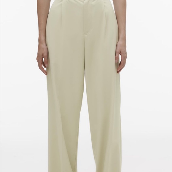 High waisted pants with front pockets and with back false welt pockets. - Picture 2 of 6